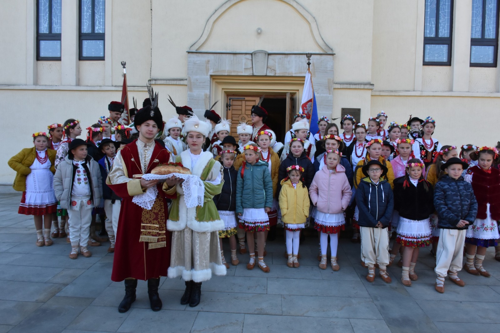Comunitatea polonă din România s-a reunit la Solonețu Nou pentru a marca Ziua Independenței Poloniei. Cu acest prilej, a avut loc o litughie, apoi la Casa Polonă a fost prezentat un program patriotic, susținut de mai multe formații artistice. La eveniment au mai participat și militari ai contingentului polonez staționat la Craiova.